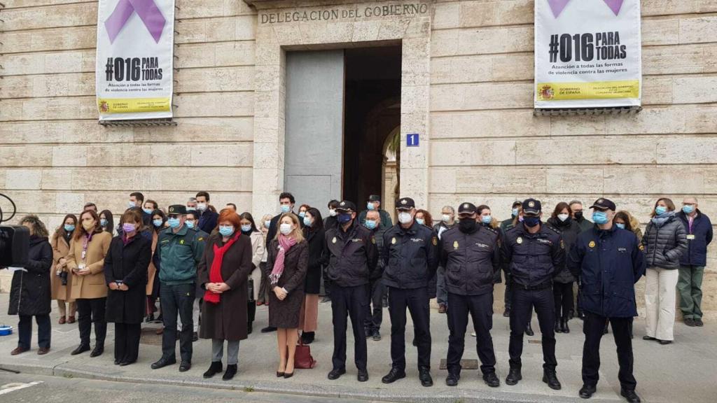 Minuto de silencio celebrado este martes en la Delegación del Gobierno.