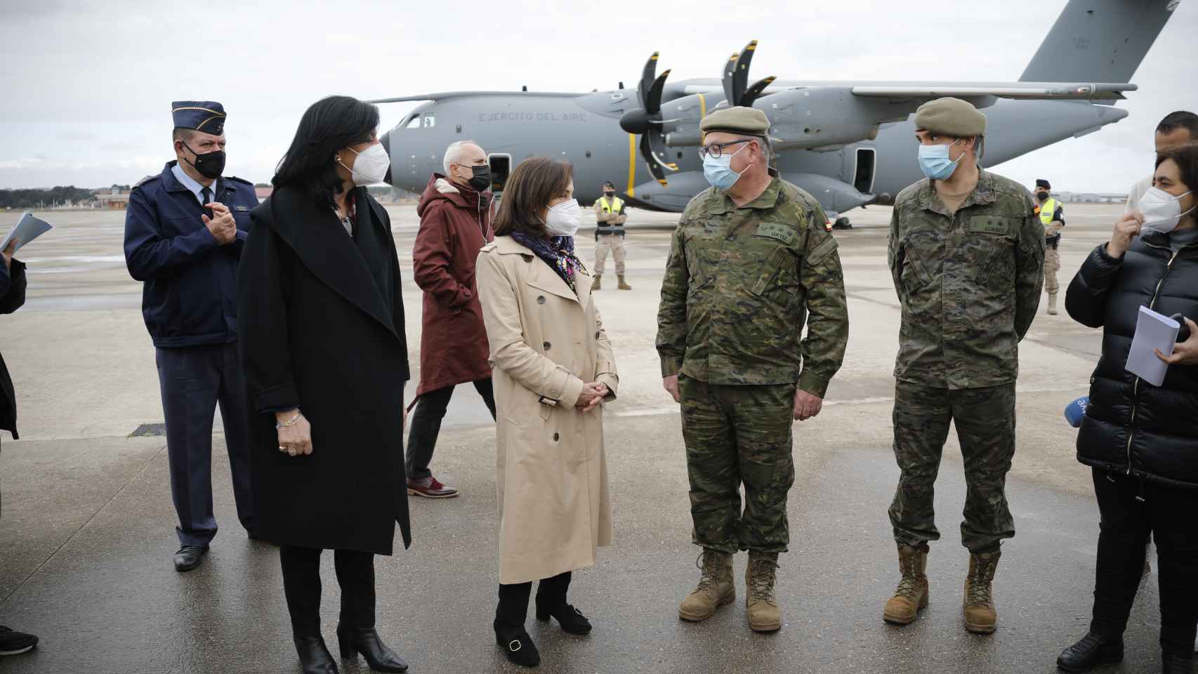 La ministra de Defensa, Margarita Robles, asiste en la base de Torrejón a la salida del primer A400M con material militar para Ucrania, el 27 de febrero.