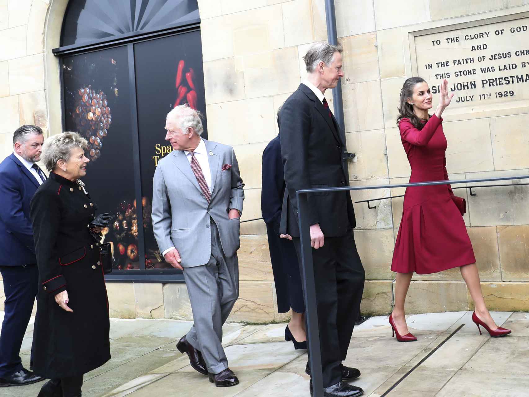 La reina Letizia ha llevado un 'total look' rojo, salvo por el abrigo, que era negro.