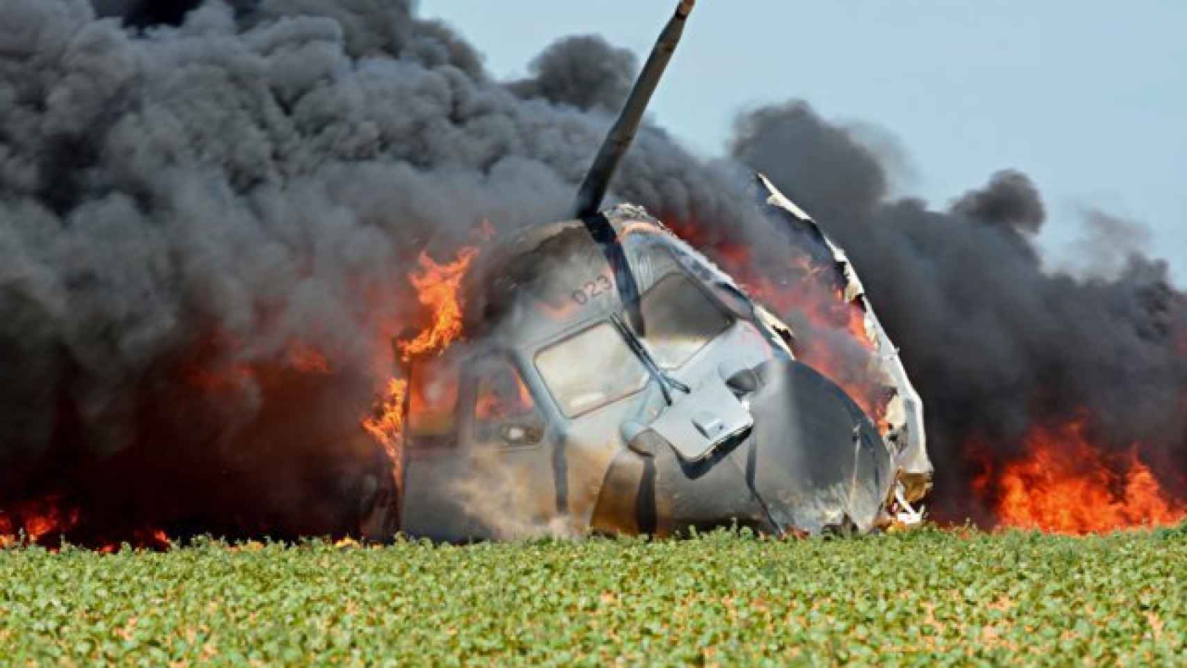 El A400M del accidente de 2015, en llamas.