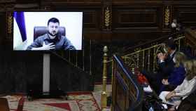 Pedro Sánchez escucha la intervención por videoconferencia del presidente de Ucrania, Volodímir Zelenski, en el pleno del Congreso de los Diputados.