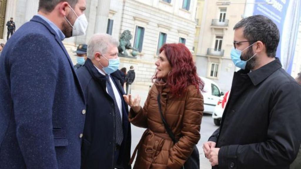 Los socialistas murcianos, Mario Cervera, José Vélez, y Francisco Lucas, con la activista y docente de la UMU, Teresa Vicente.