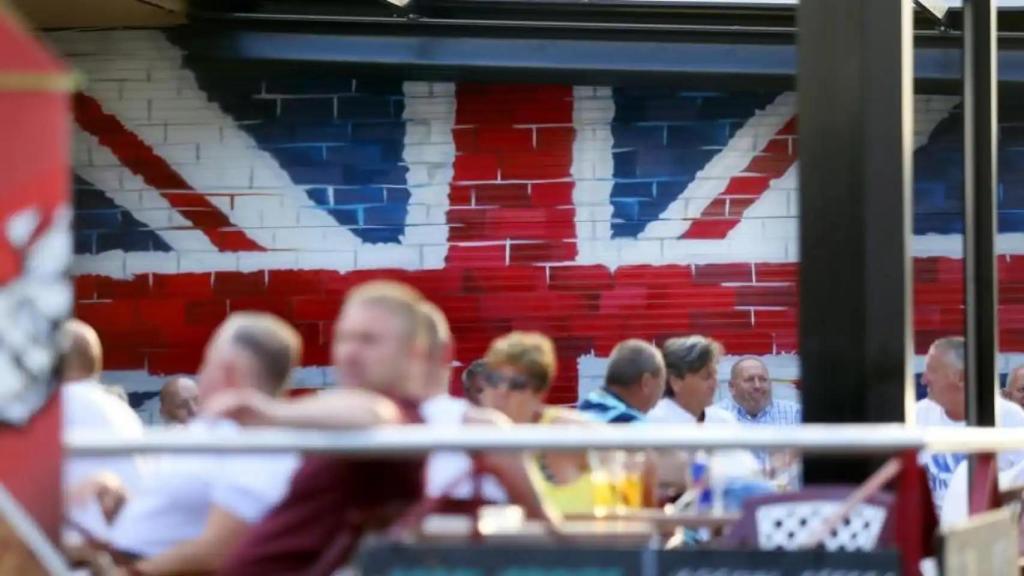 Británicos en la denominada zona inglesa de Benidorm, en imagen de archivo.