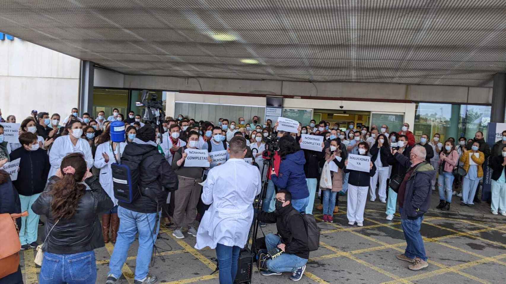 Concentración de los profesionales ayer en las puertas del Hospital de Torrevieja.