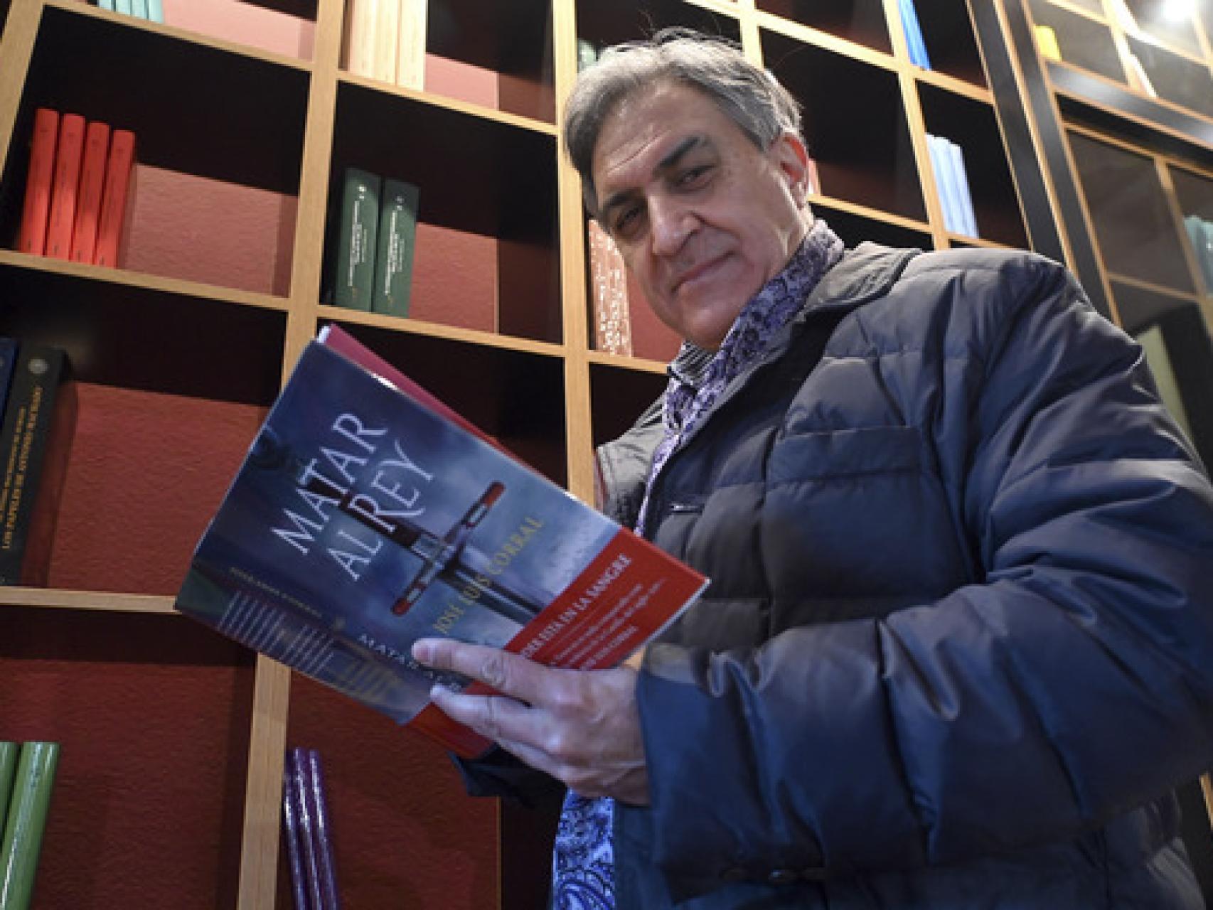 El historiador José Luis Corral sostiene su obra  ‘Matar al rey’, durante la presentación. / ICAL