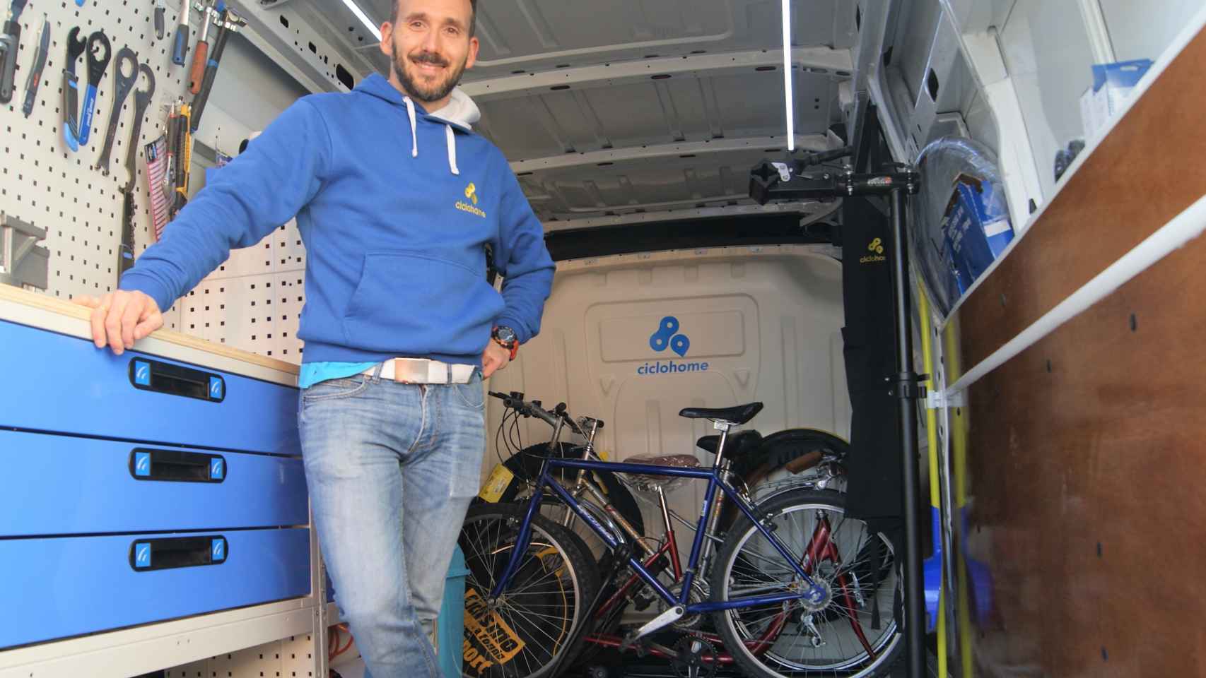 Diego Blas en su furgón que sirve como taller para la reparación de bicicletas