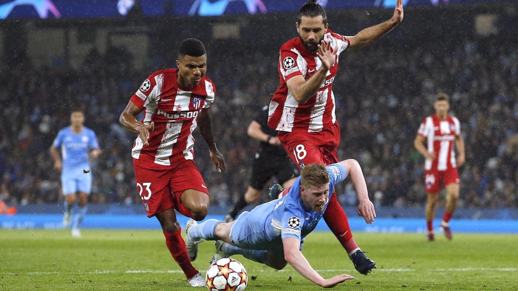 Kevin de Bruyne cae en el área del Atlético.