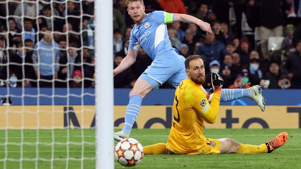 Oblak ve cómo el disparo de Kevin de Bruyne entra.