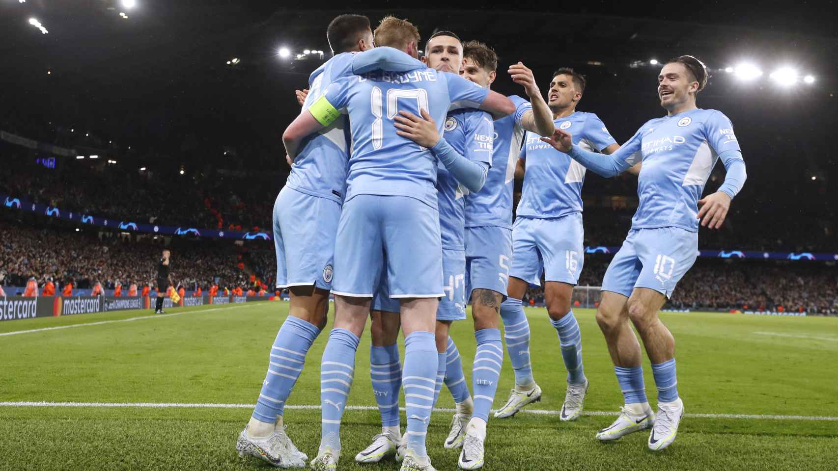 Los jugadores del Manchester City celebran.