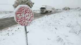 Un camión queda atascado a causa de la nieve en una carretera de la provincia de Albacete