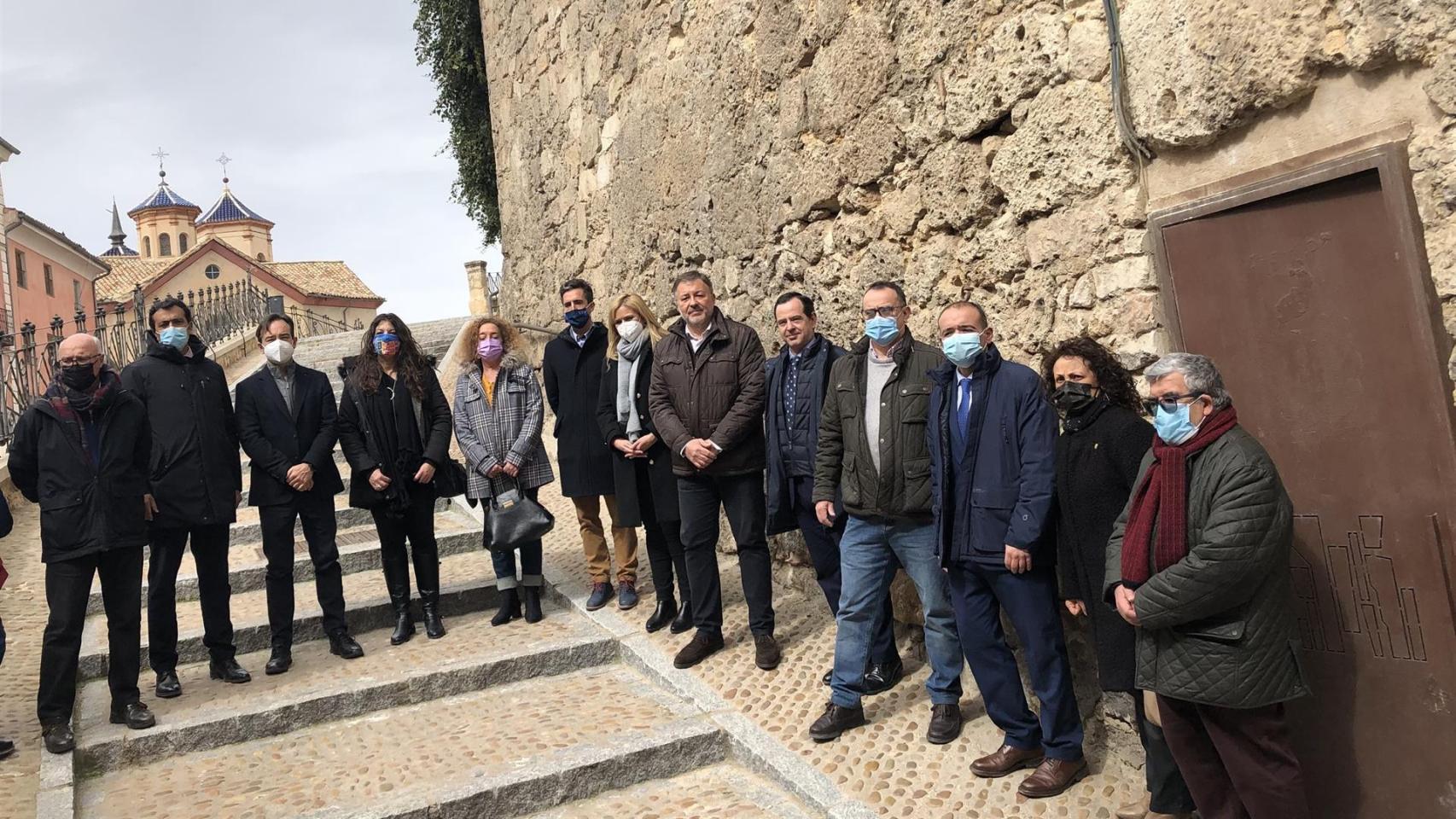 Acto de descubrimiento de la placa que denomina a la escalinata como Junta de Cofradías de la Semana Santa de Cuenca. Foto: Ayuntamiento de Cuenca.