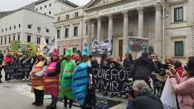 Unas activistas murcianas vestidas de caballitos de mar, este martes, frente al Congreso de los Diputados.