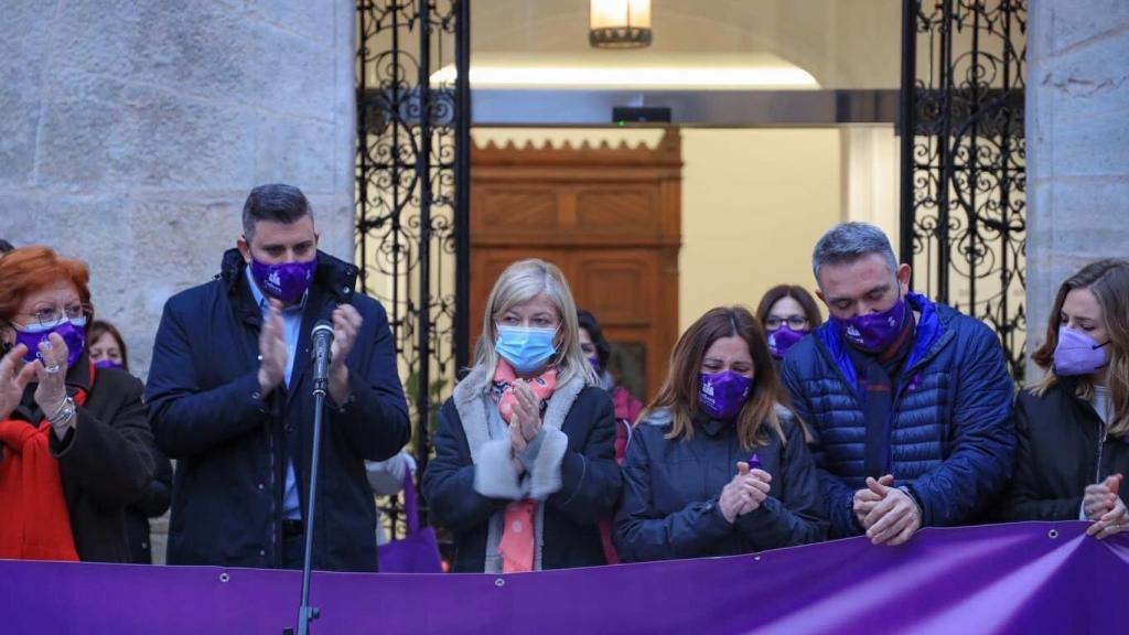 Minuto de silencio en Cullera, municipio vecino de Sueca en el que residían Jordi y su madre.