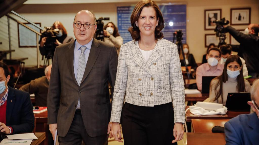 José María Roldán, expresidente de la AEB, junto a Alejandra Kindelán, su sustituta en el cargo.