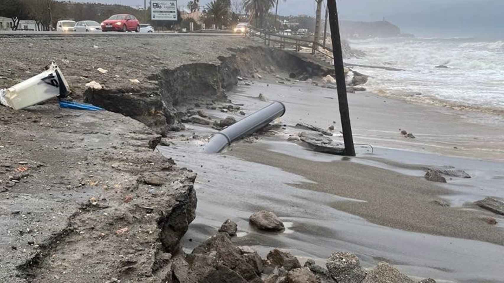 El temporal causa daños en la tubería de agua que discurre por la costa de Vélez-Málaga.