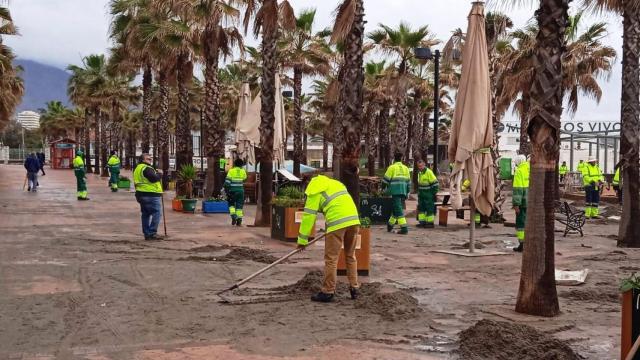 Los operarios trabajan en la reparación de los desperfectos.