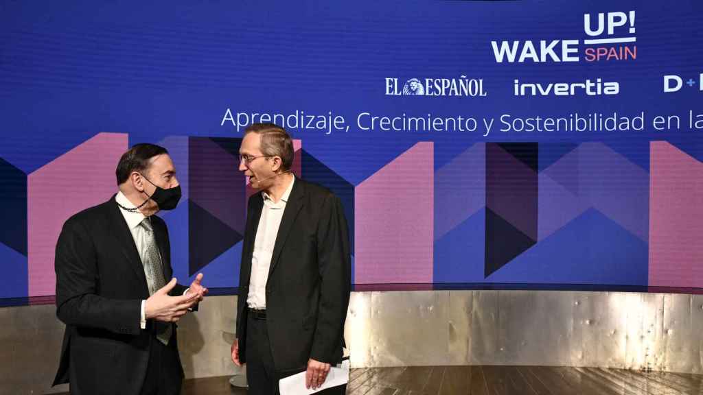 Pedro J. Ramírez, presidente ejecutivo y director de EL ESPAÑOL, conversa con Henri Poupart-Lafarge, CEO de Alstom, en la apertura de la segunda jornada del 'Wake Up, Spain!'.