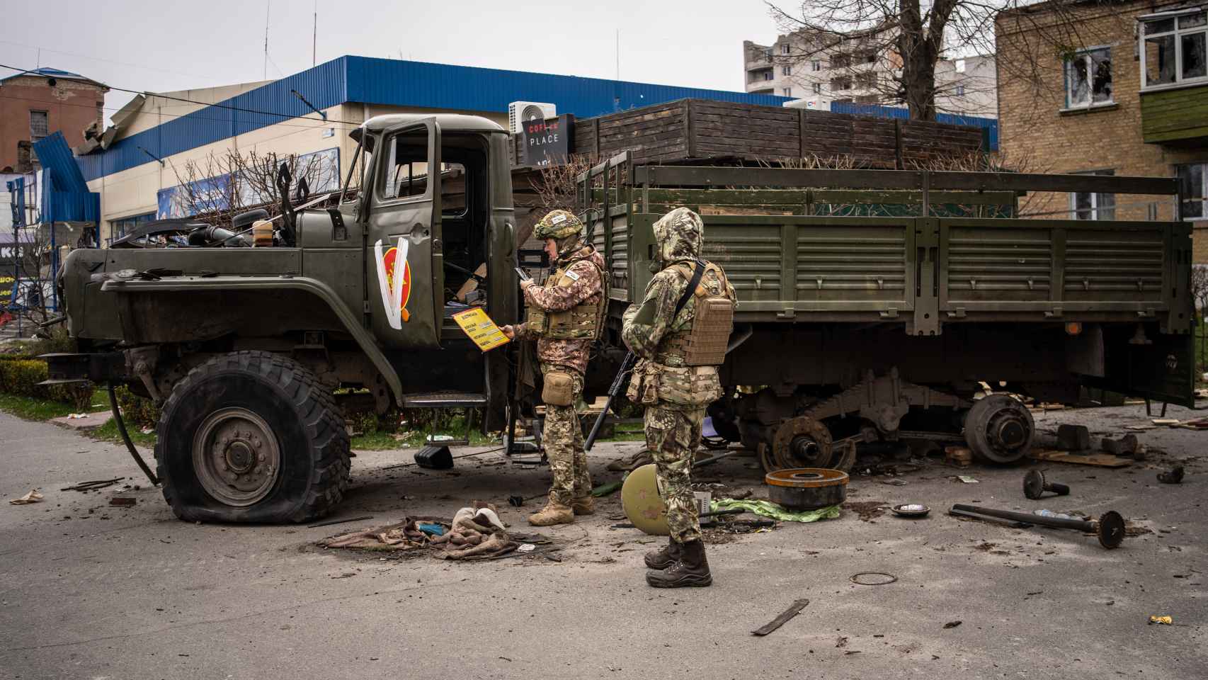 Soldados ucranianos evalúan los daños en Borodyanka.