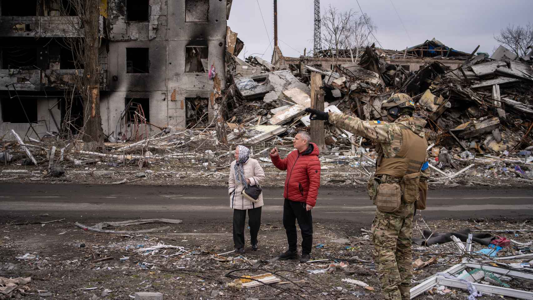 Vecinos de Borodyanka conversan con un soldado ucraniano.