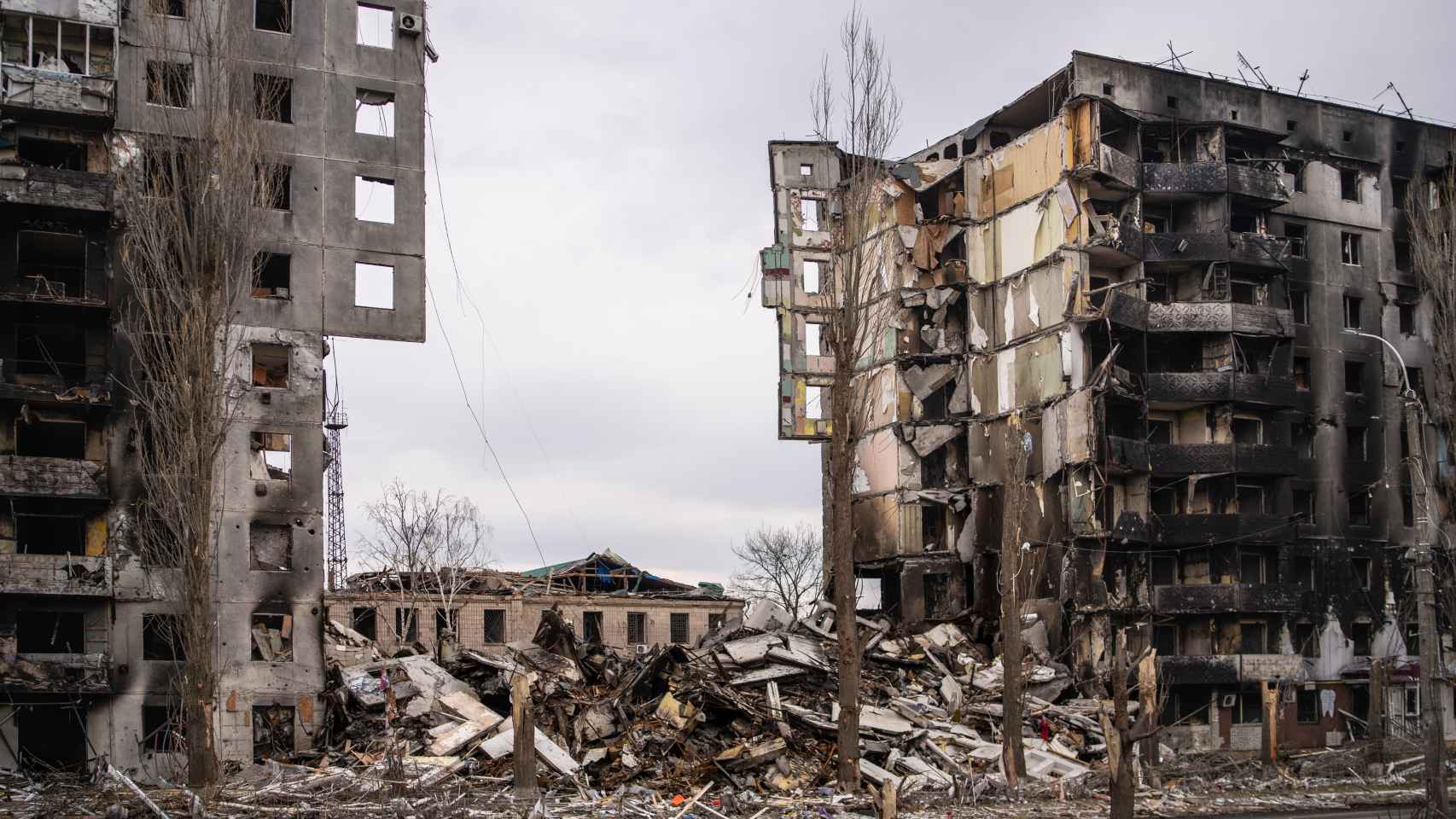Edificios residenciales devastados tras el paso del invasor.