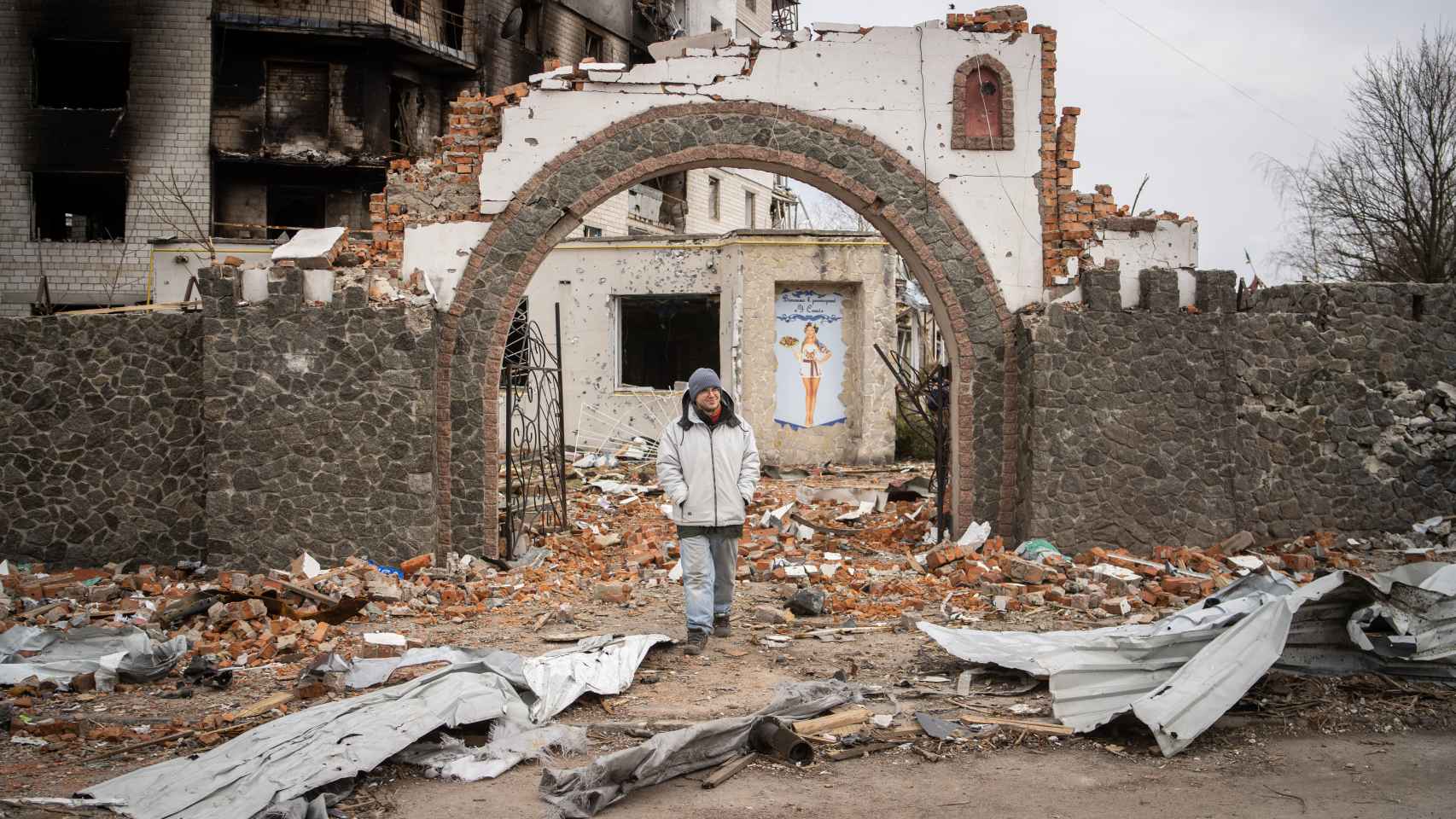 Un vecino de Borodyanka pasea entre la destrucción.