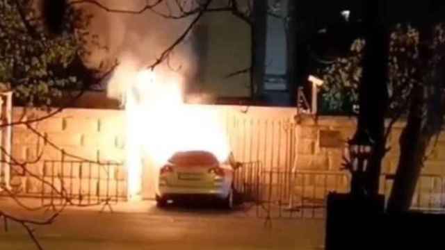 El conductor Bogdan Draghich se quema a lo bonzo ante la Embajada de Rusia en Rumanía.