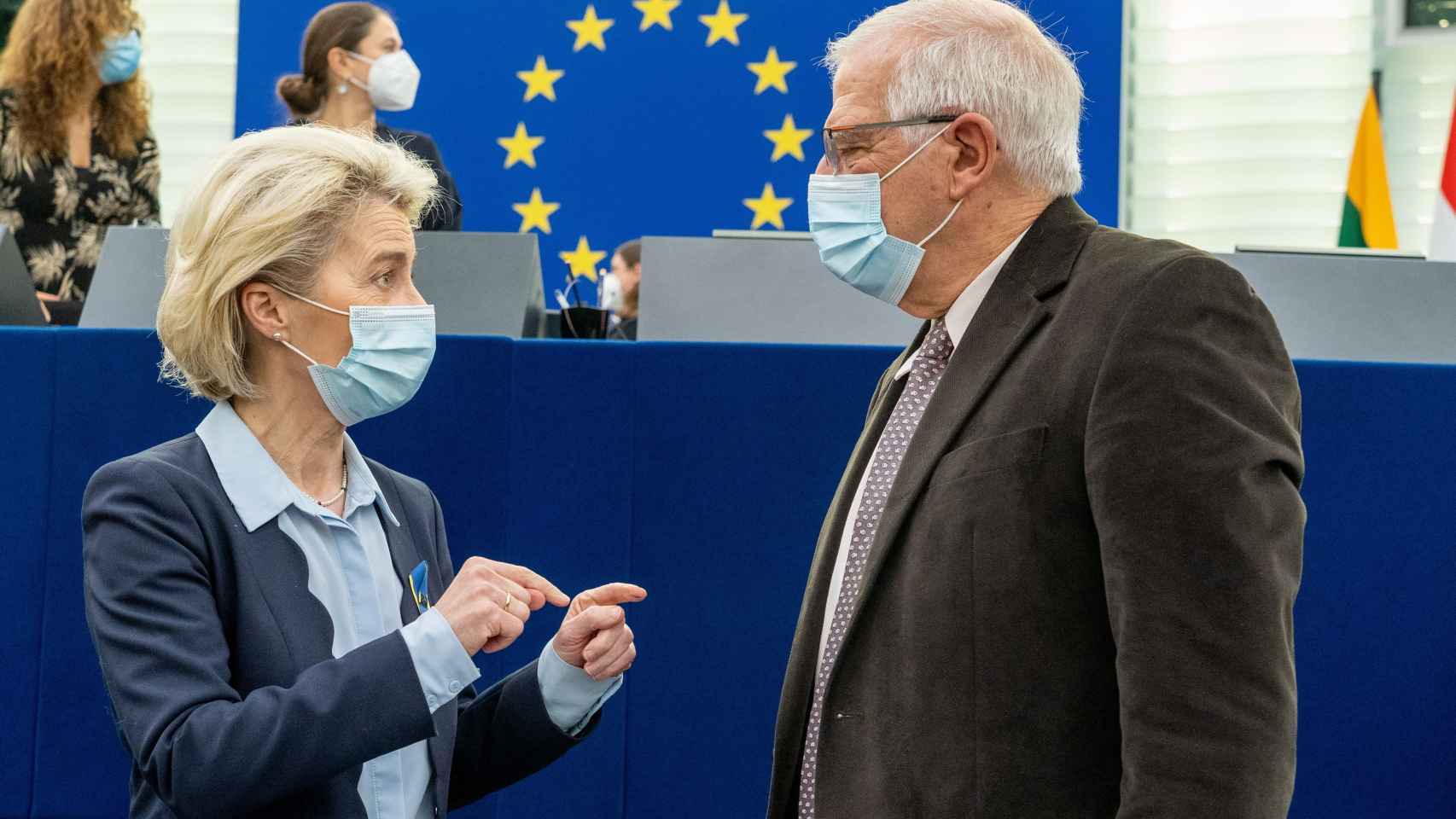 Ursula von der Leyen y Josep Borrell conversan antes del debate en la Eurocámara