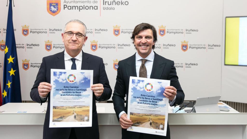 El director de Correos Market, Iván Maroto, y el presidente de la Asociación de Municipios del Camino de Santiago, Enrique Maya