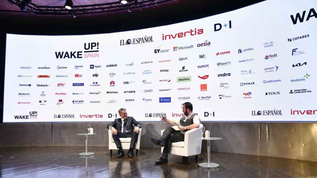 El presidente de Microsoft España, Alberto Granados, conversa con Alberto Iglesias (D+I) en Wake Up, Spain!