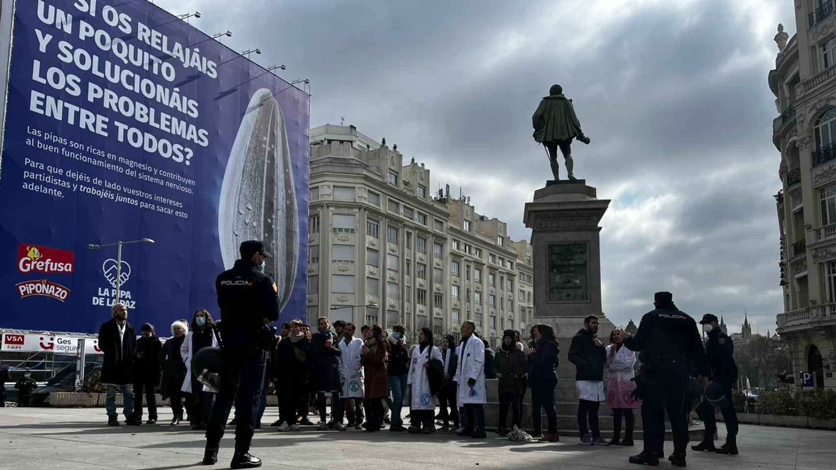 La estatua de Cervantes y la campaña publicitaria.