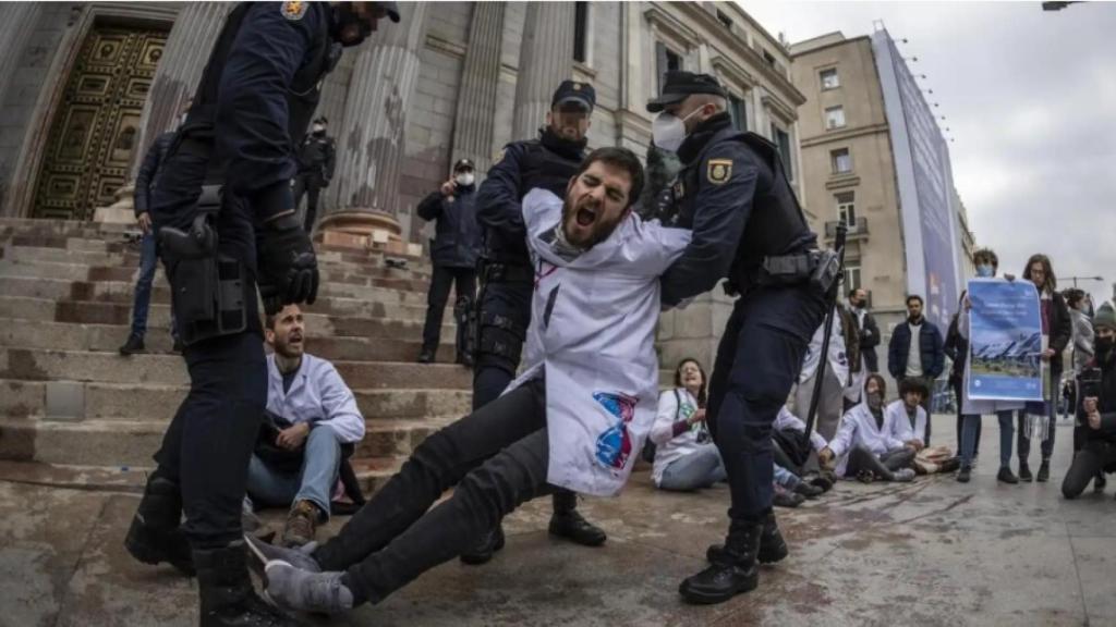 Los científicos tiñen las puertas del Congreso: reclaman políticas climáticas urgentes entre gritos y arrestos