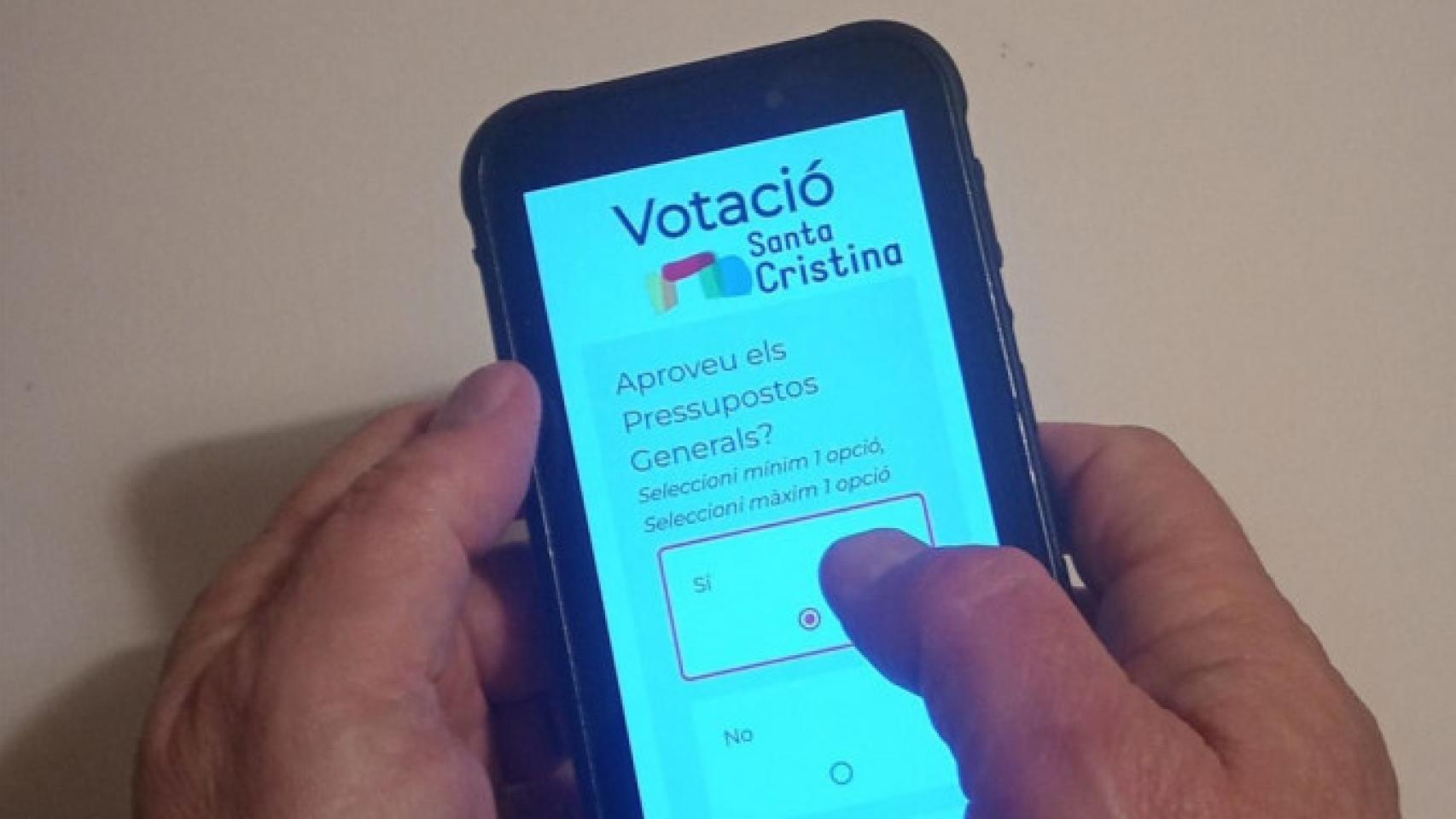 Un usuario utilizando la plataforma de voto digital de éKratos.