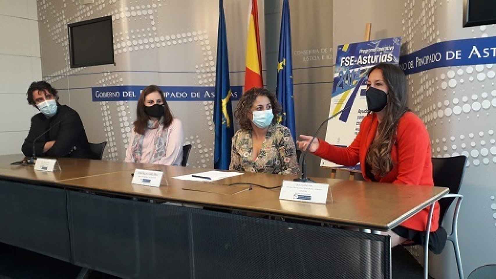 Beatriz Álvarez Mesa (segunda por la derecha) durante un acto del Gobierno de Asturias