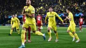 Danjuma celebra con la afición del Villarreal