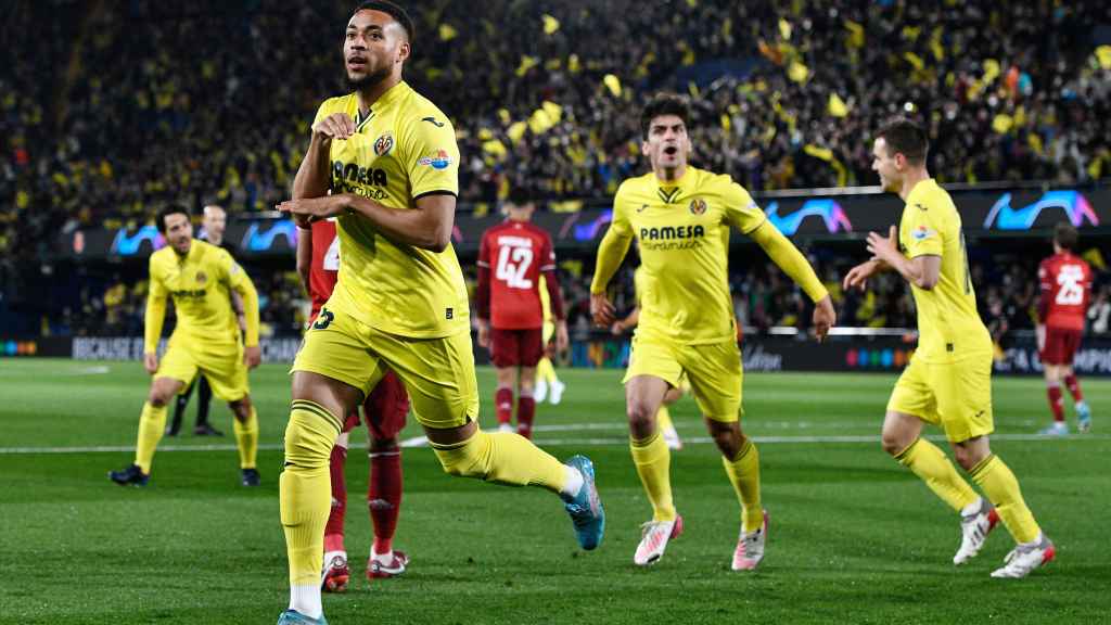 Danjuma celebra con la afición del Villarreal