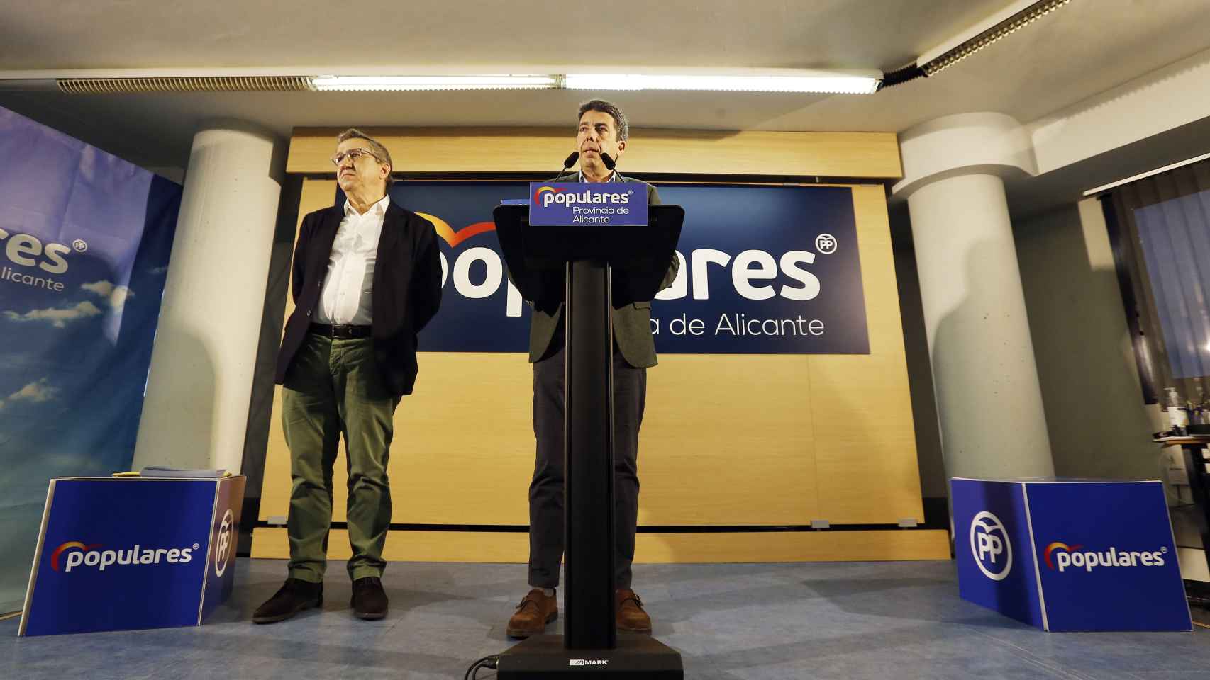 El presidente del PPCV, Carlos Mazón, en la rueda de prensa en la sede de Alicante.