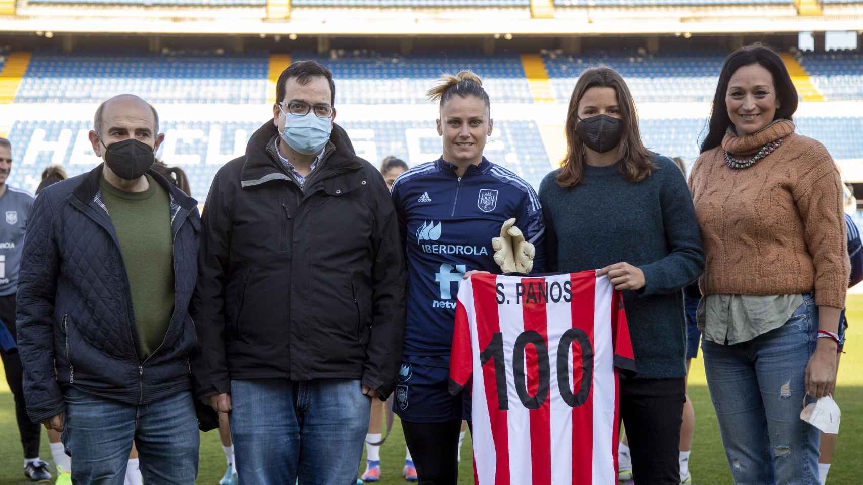 Sandra Paños en el estadio Rico Pérez recibe la camiseta como nueva embajadora del Centenario del Hércules.