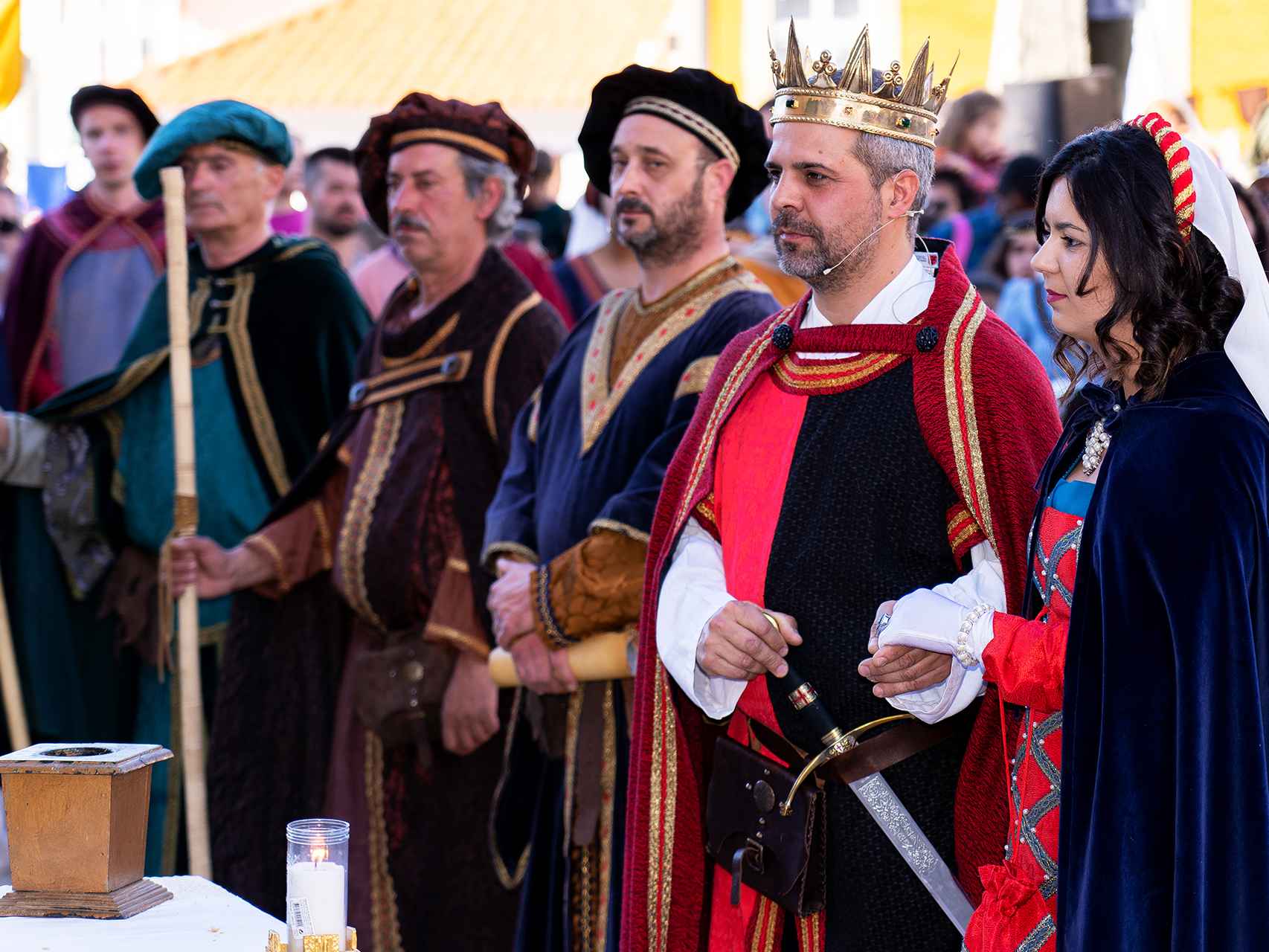El rey D. Dinis, como protagonista, retrotrae la historia a la Edad Media