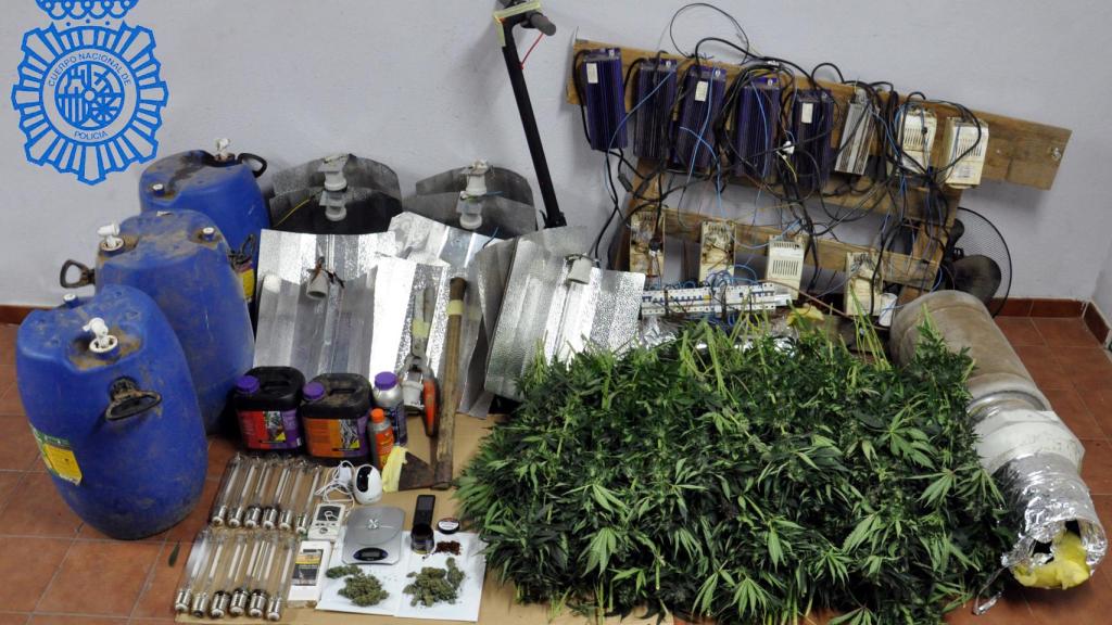 Material y droga intervenida por la Policía Nacional en la vivienda de Béjar