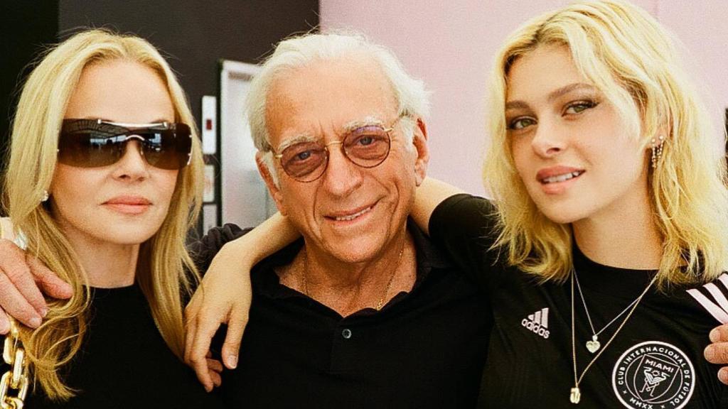 Nicola Peltz junto a sus padres, Nelson y Claudia.