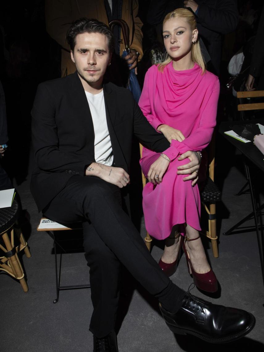 Brooklyn Beckham y Nicola Peltz durante un desfile de Valentino en París.