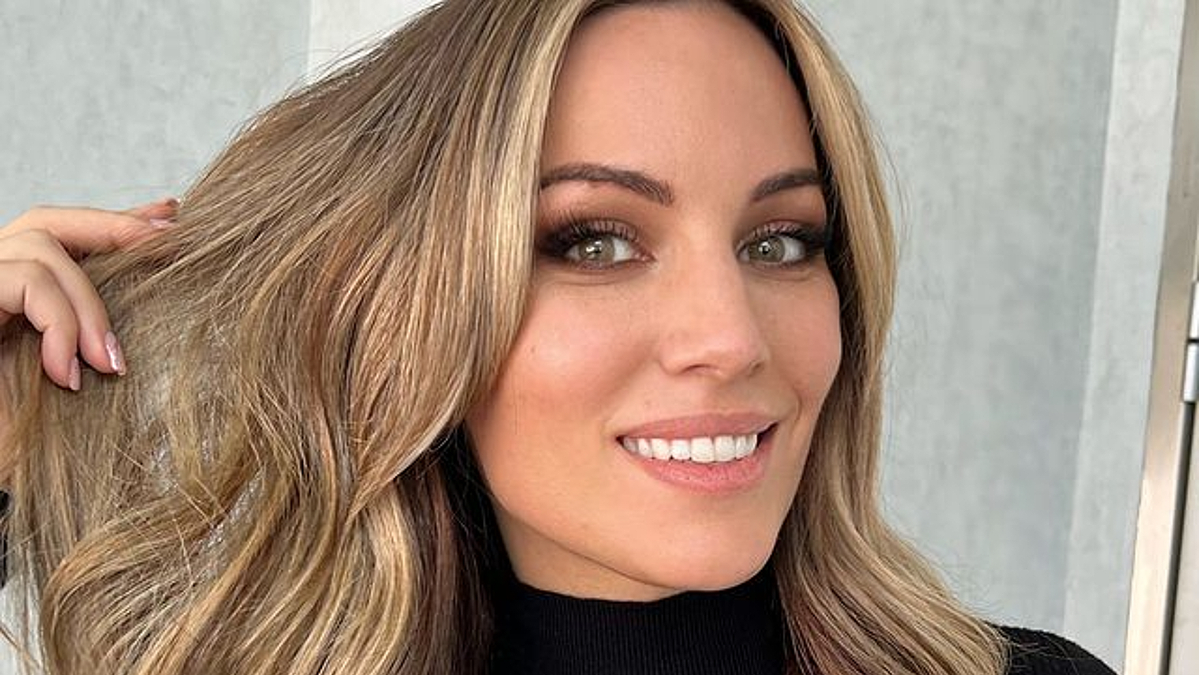 Edurne ha matizado su melena rubia con unos reflejos brillantes.