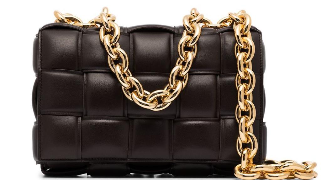 El bolso 'Casette' de Bottega Veneta tiene un precio de 3.500 euros.