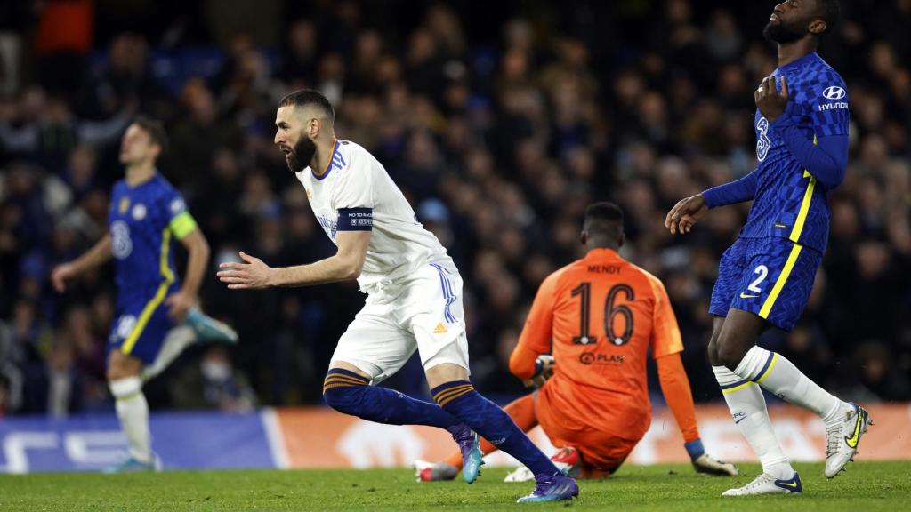 Karim Benzema celebra su tercer gol al Chelsea