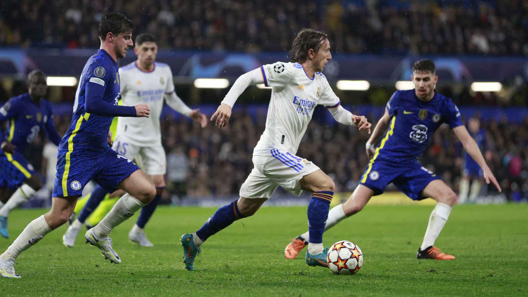 Luka Modric controla el balón rodeado de jugadores del Chelsea