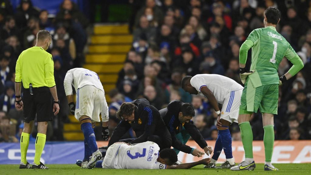 Eder Militao recibe la asistencia médica tras quedar tendido sobre el césped