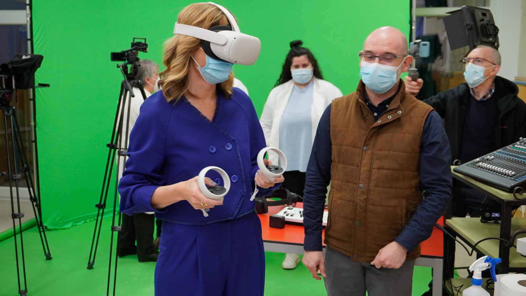 La ministra de Educación, Pilar Alegría, con unas gafas de realidad virtual este miércoles en Talavera de la Reina.