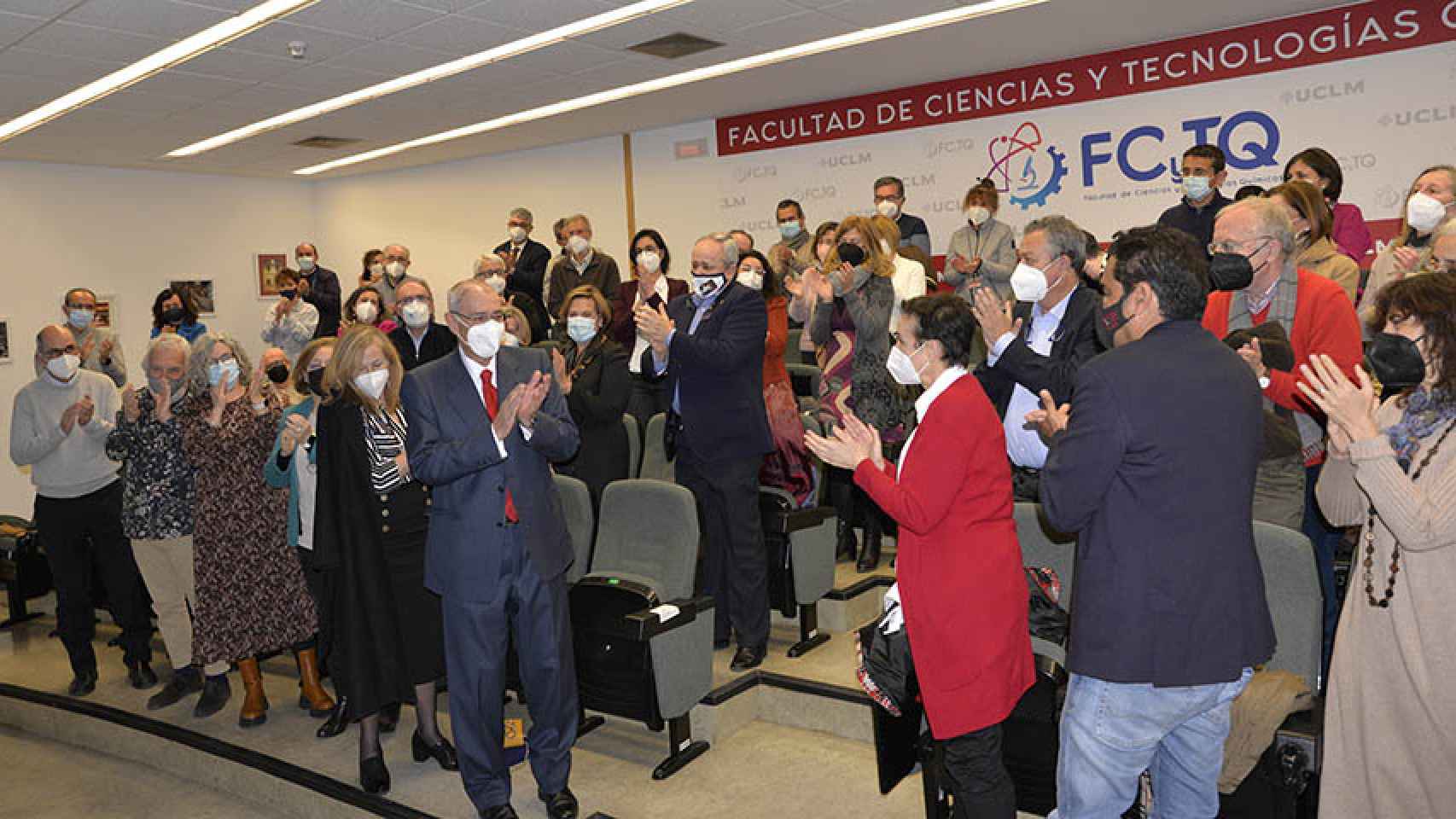La Facultad de Ciencias y Tecnologías Químicas de la UCLM reconoce a su primer catedrático, Ernesto Martínez Ataz.