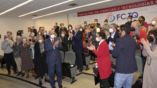 La Facultad de Ciencias y Tecnologías Químicas de la UCLM reconoce a su primer catedrático, Ernesto Martínez Ataz.