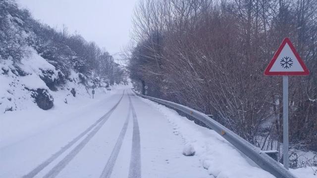 Imagen archivo de carretera con nieve.